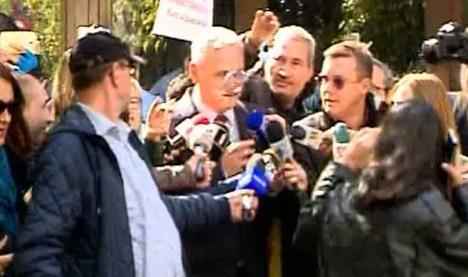 SCANDAL la uşa Instanţei Supreme. Liviu Dragnea, scos cu ajutoare. Jurnaliştii, îmbrânciţi - VIDEO