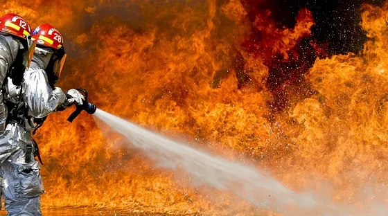 Incendiu violent la o hală din Prahova