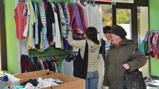 Pericolele la care se expun cei care cumpără haine de la second hand