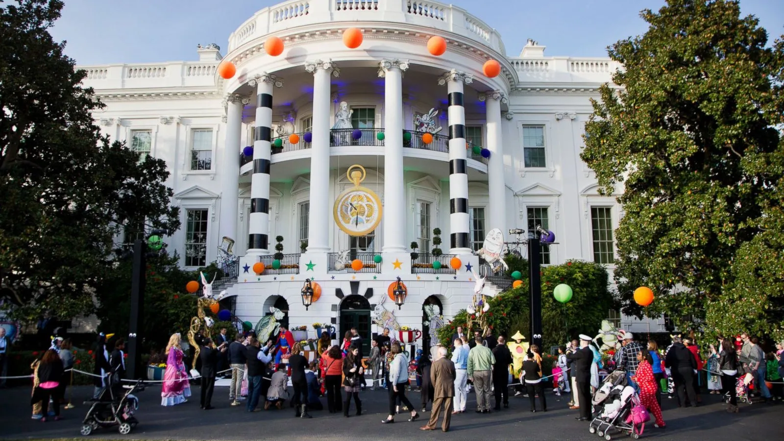 Halloween la Casa Albă. Cum și-a primit Donald Trump oaspeții care au venit cu colindul de Halloween