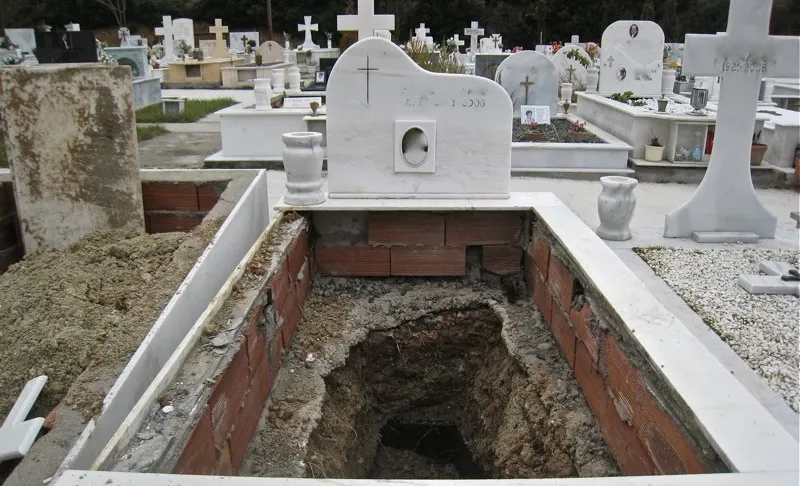 Suspecta că medicii au experimentat pe fiul ei mort, a cerut exhumarea. Ce au găsit în groapă..ireal