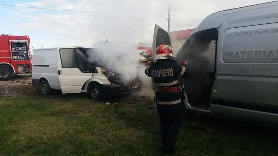 Două autoutilitare în flăcări într-o localitate din Olt! Autoritățile intervin de URGENȚĂ 