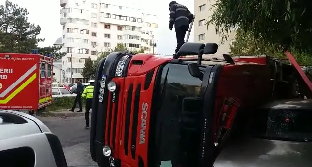 O autospecială ISU Argeș s-a răsturnat într-un sens giratoriu și a avariat două mașini