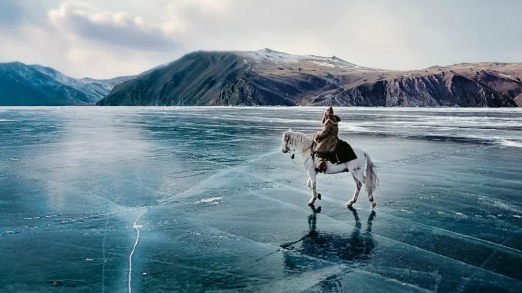 Fenomen bizar în cel mai adânc lac din lume