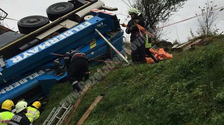 Accident grav pe DN72, în Dâmboviţa. Șoferul unei macarale a murit, după ce s-a răsturnat