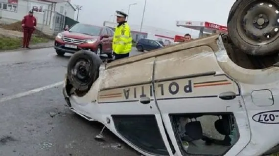 Accident groaznic în Argeș! O mașină de poliție s-a răsturnat. Un membru al echipajului este rănit