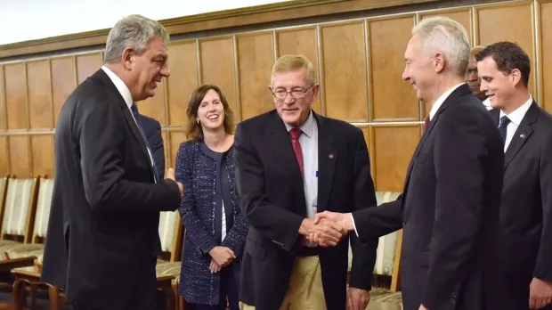 Premierul Tudose, întâlnire cu congresmeni SUA. Ambasadorul Hans Klemm, la Palatul Victoria