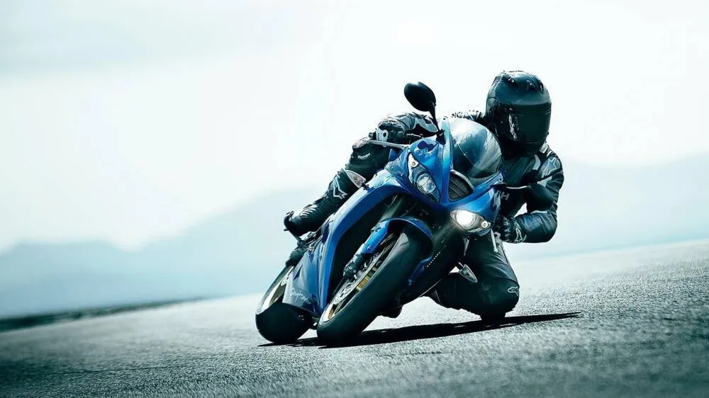 Tu ştii ce vrea să facă un motociclist care îşi balansează braţul drept?