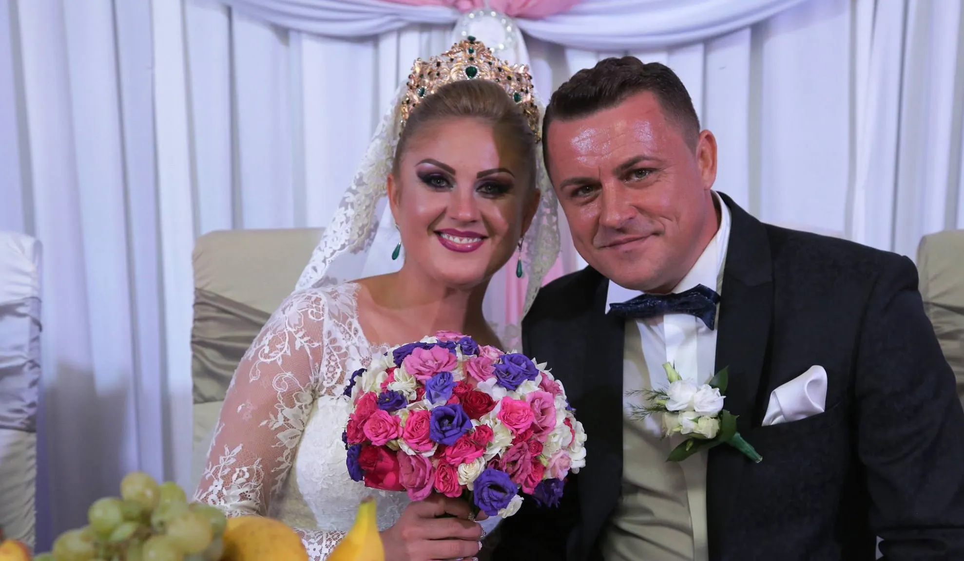 Un primar din Maramureş şi-a organizat nunta în 7 sate, cu 2 000 de oameni. Udrea, Băsescu, prezenţi