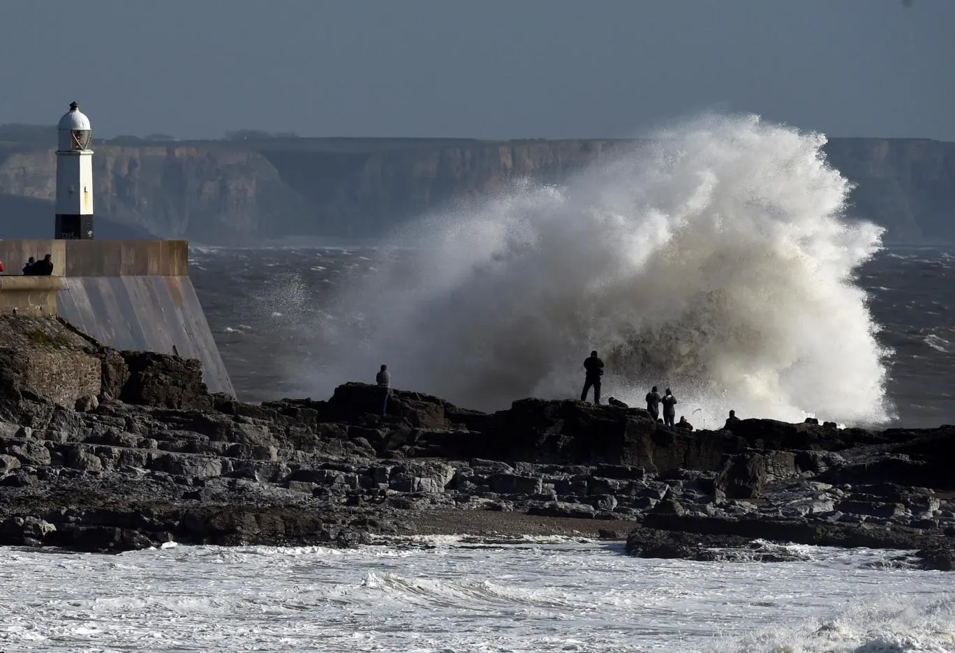 URAGANUL OPHELIA face primele VICTIME: 3 persoane au murit, în Irlanda. Cod ROŞU fără precedent