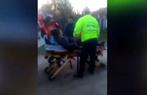 Imagini șocante. Un polițist, bătut crunt în misiune. Agresorii au filmat tot