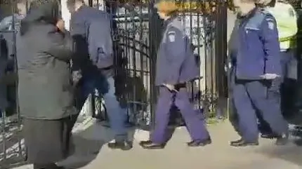 VIDEO. Poliţistul mort în condiţii suspecte, condus pe ultimul drum. Mama, sfâşiată de durere 