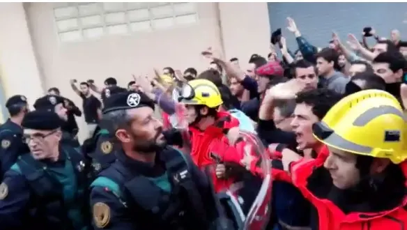 NO COMMENT. Pompierii fac scut în faţa Poliţiei, pentru a proteja cetăţenii