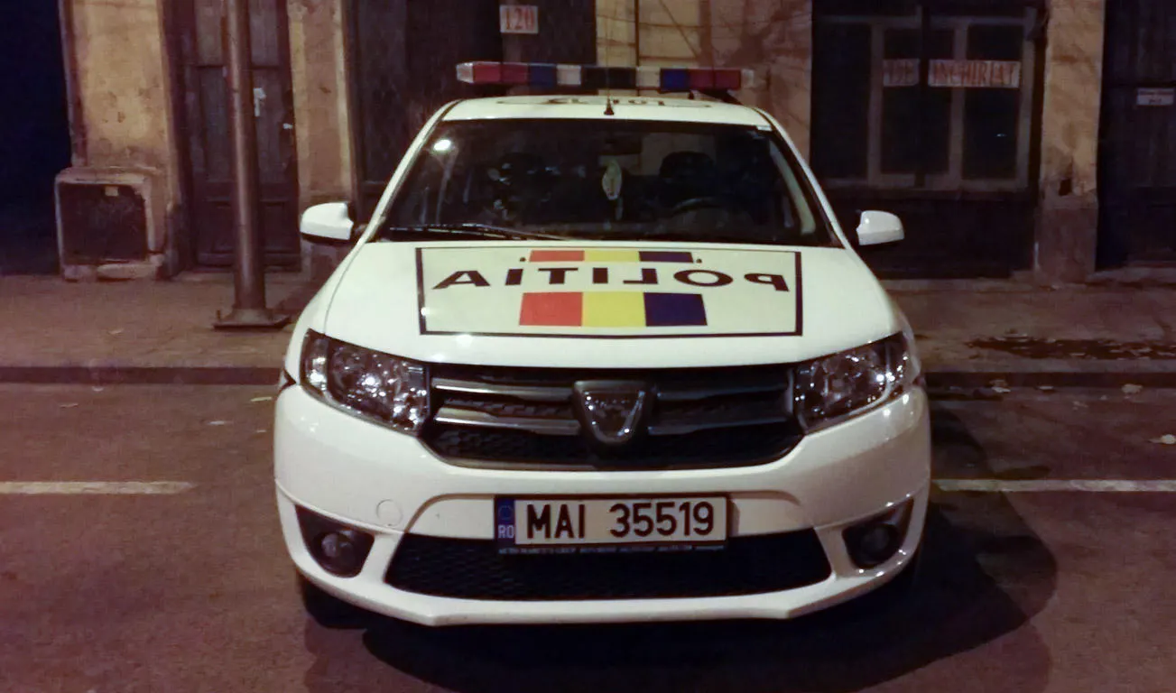 O mașină de poliție tractată intervine de urgență la 112!