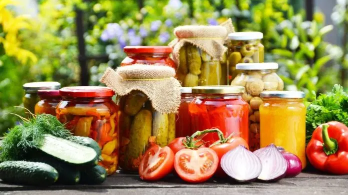 Ingredientul SECRET pe care trebuie să-l pui în murături ca să nu se mai înmoaie