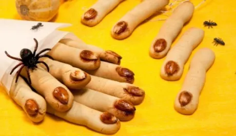 HALLOWEEN. Reţetă pentru Halloween: Degete de VRĂJITOARE