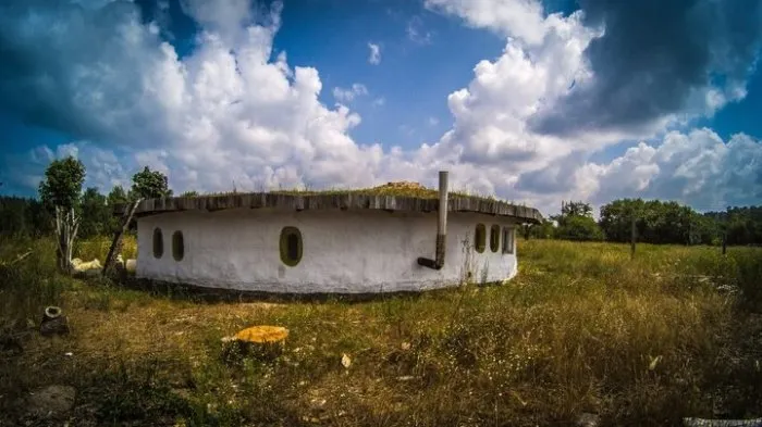 Cu 60 de dolari și multă imaginație a construit o casă de hobbit, ecologică. Imagini de poveste