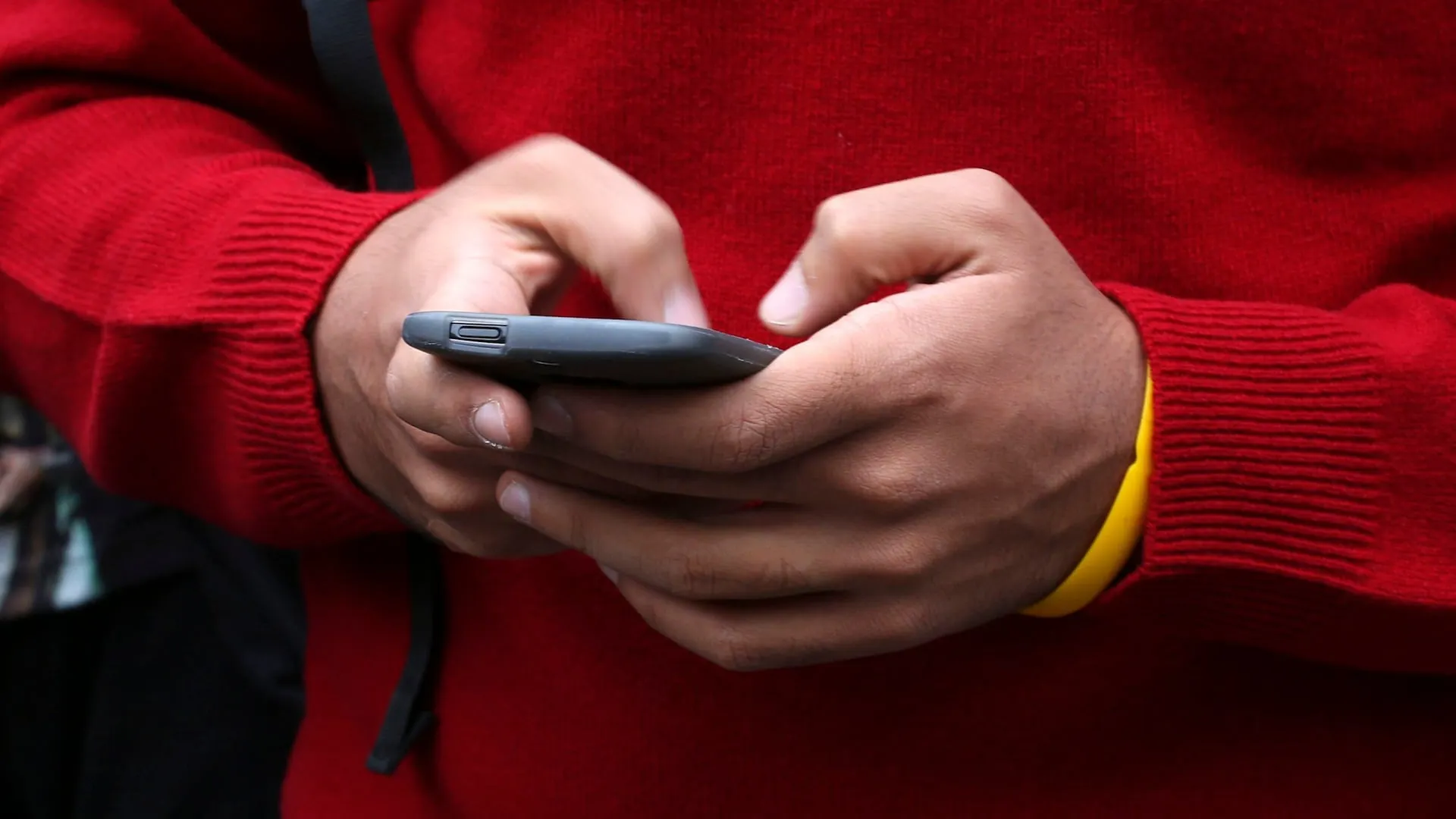 Gafă de proporții! SMS trimis din greșeală de un polițist francez islamistului pe care-l spiona