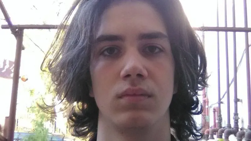 Elevul scos de la ore şi obligat să se tundă: "Nu suntem în comunism. Sunt liber să aleg"