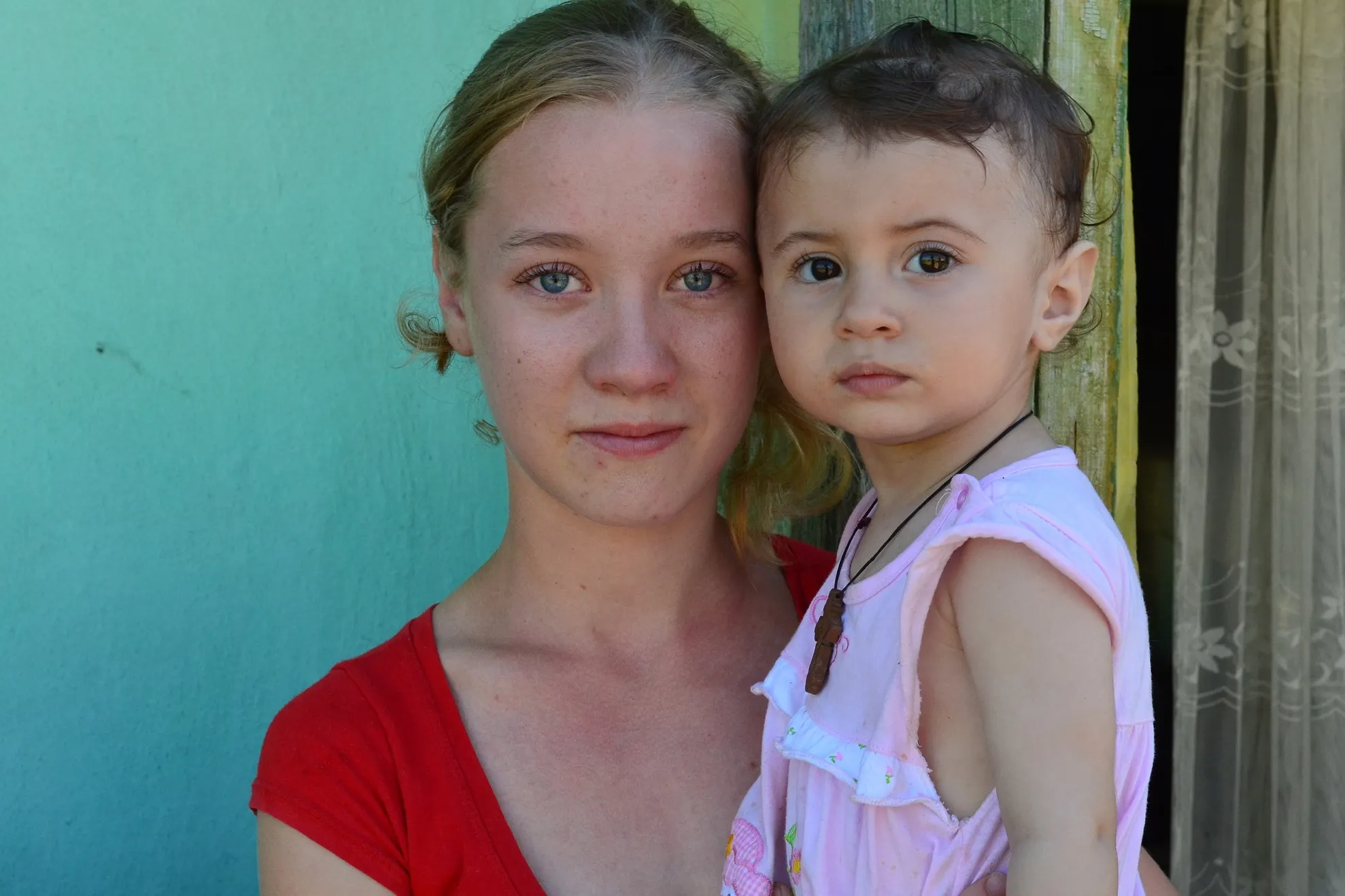 Semnal de alarmă. Numărul MAMELOR ADOLESCENTE, în creştere în România 