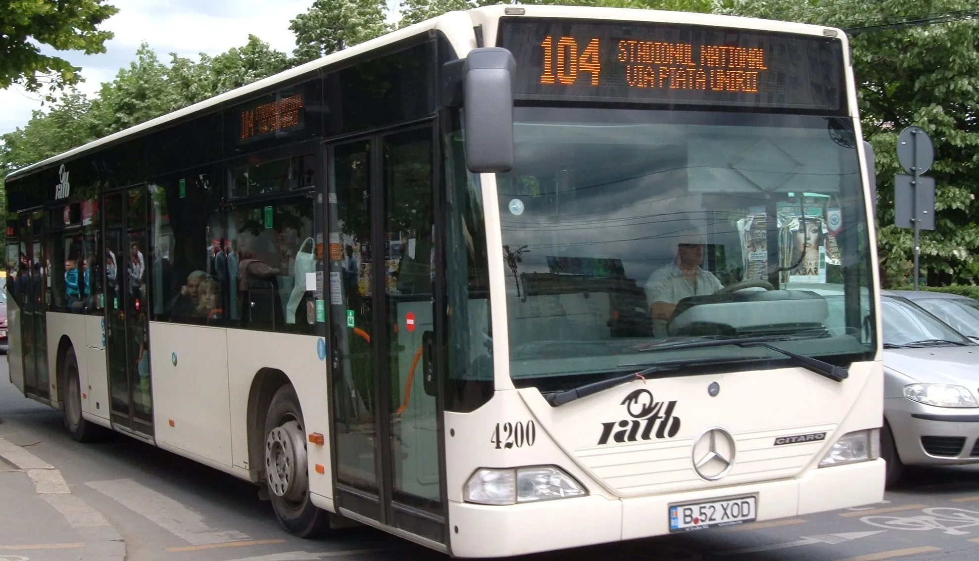 Accident în centrul Capitalei. O maşină a lovit un autobuz al liniei 104. Două persoane, rănite