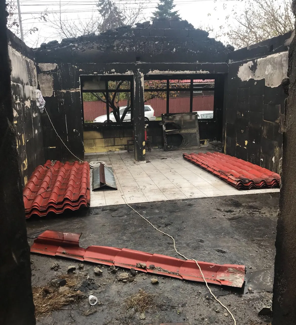 Au nevoie de ajutor! Rămaşi pe drumuri, în prag de iarnă, după ce un incendiu le-a mistuit casa
