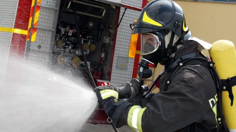 Un bărbat și-a dat foc la Sânnicolau Mare, apoi a dispărut până să vină pompierii