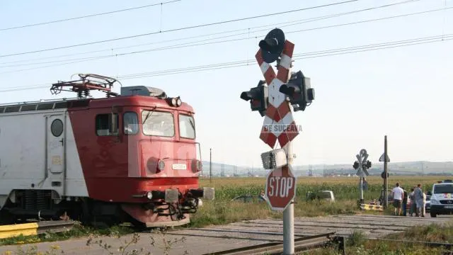 A scăpat ca prin minune, după ce maşina sa a fost lovită de tren