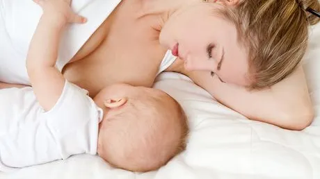 Amenzi usturătoare pentru cei ce le interzic mamelor să alăpteze în spaţii publice