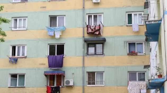 Copil căzut de la etaj, la Iaşi. Incredibil! Fetiţa de 2 ani a spart singură geamul cu un ciocan