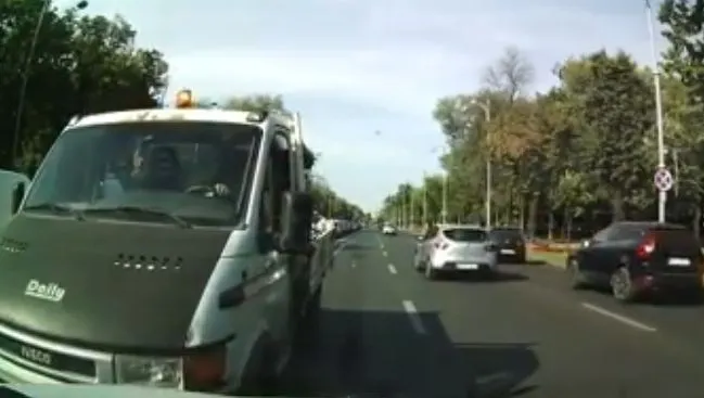 Bizonul din trafic! Pe contrasens și cu bâta în mână să bată un șofer care circula regulamentar