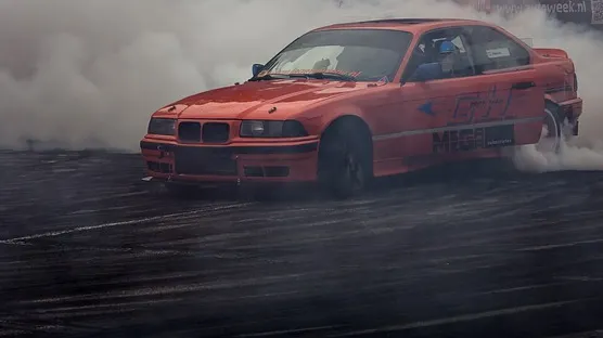 Anchetă la un liceu din Târgu-Jiu, după ce în curtea școlii au fost organizate drifturi