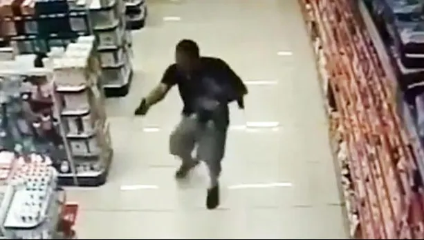 Reflex EXTRAORDINAR al unui poliţist: a împuşcat doi hoţi în timp ce îşi ţinea bebeluşul în braţe