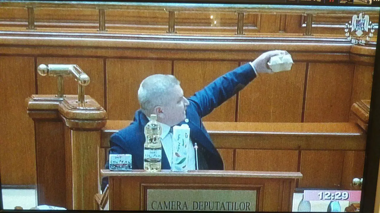 Opoziția i-a trântit premierului mercurialul scumpirilor. Oul, armă de atac în Plen