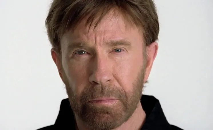 Soţia lui Chuck Norris, la un pas de moarte. Actorul spune că femeia a fost orăvită