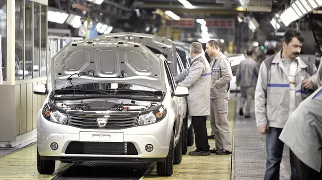 8000 de angajaţi ai Automobile Dacia, la miting