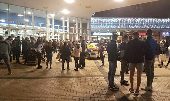 ALERTĂ LA DUBLIN: Om înarmat într-un centru comercial (FOTO)