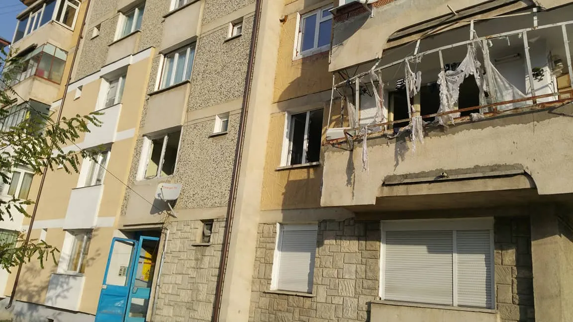 Explozie în Piatra Neamţ. O persoană a fost rănită. Are arsuri de gradul II şi III