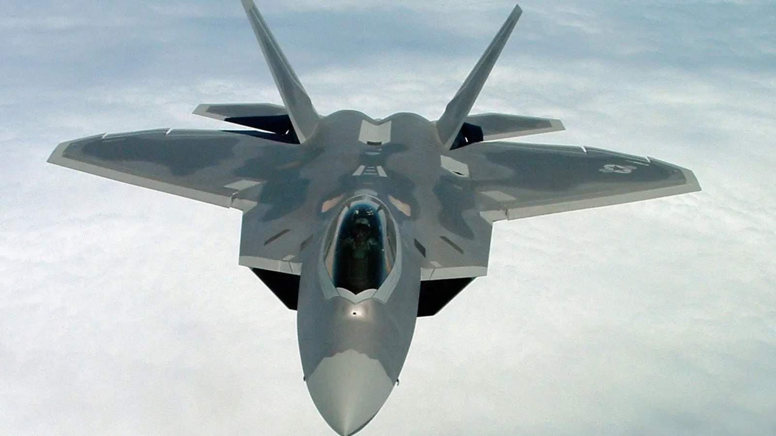 FOTO. Echipajul unui avion militar american a fost suspendat. Iată ce au desenat pe cer