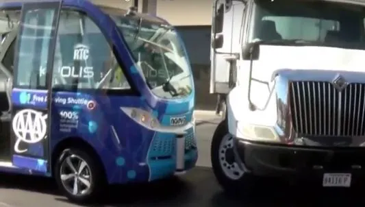 VIDEO. Primul autobuz din lume cu pilot automat, implicat într-un accident 