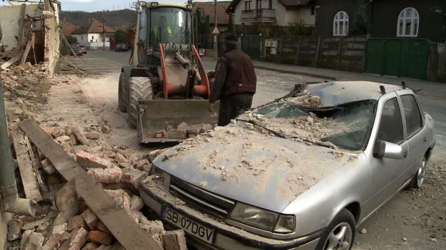 VIDEO. Dorel loveşte din nou. De data aceasta a dărâmat un zid peste o mașină