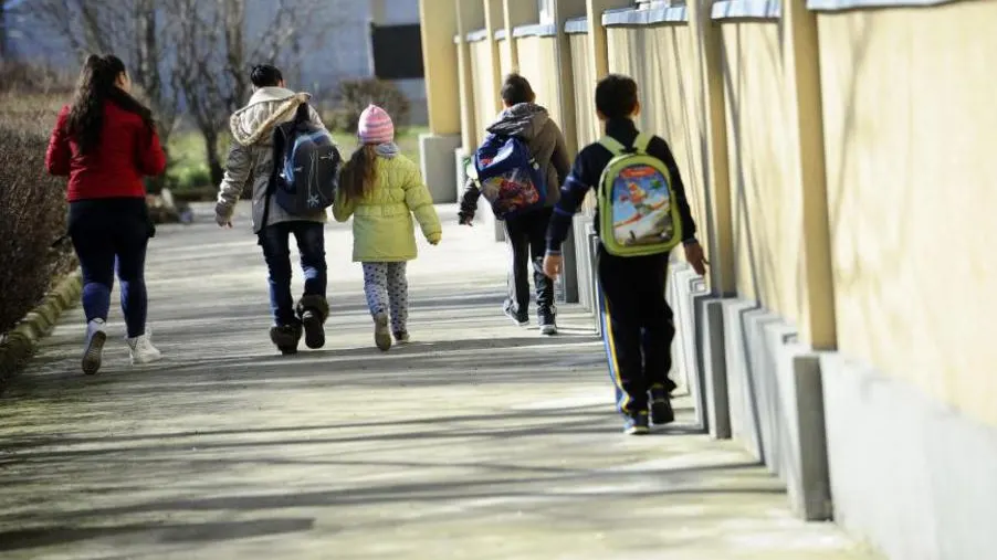 Decizie în cazul învăţătoarei din Bistriţa, acuzată că loveşte şi terorizează 16 elevi