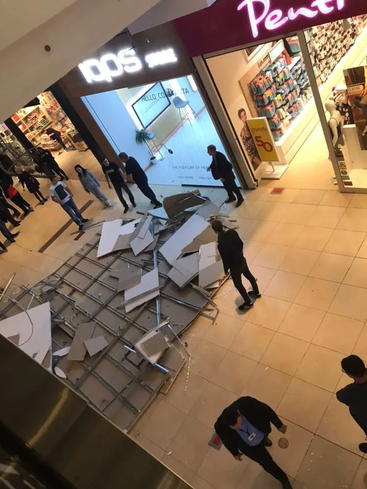 PANICĂ la un mall din Constanța! O bucata de tavan s-a prăbușit! (VIDEO)