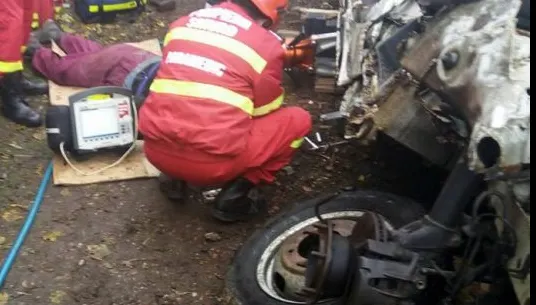 Un bărbat a decedat sub microbuzul pe care îl repara. Autoritățile au deschis o anchetă