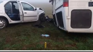 Un microbuz cu 9 persoane s-a răsturnat la ieșirea din Arad: 4 răniţi