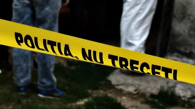 Femeie descoperită cu un cuțit înfipt în piept