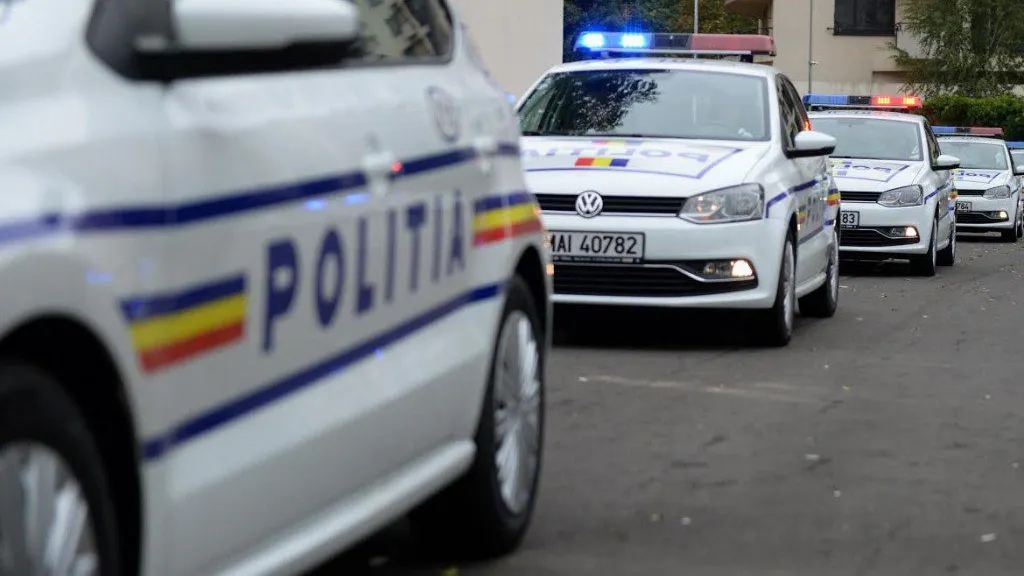 Mamă şi fiică încătuşate, după ce au agresat un polițist. Pe cine amendase agentul