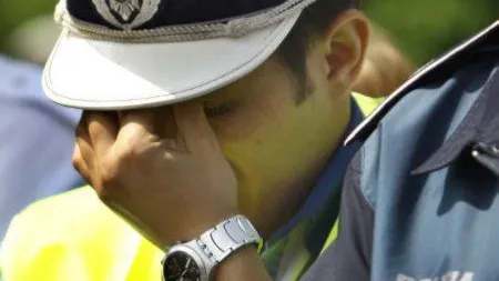 Polițist bătut crunt, după ce a atenționat o șoferiță că staționează ilegal