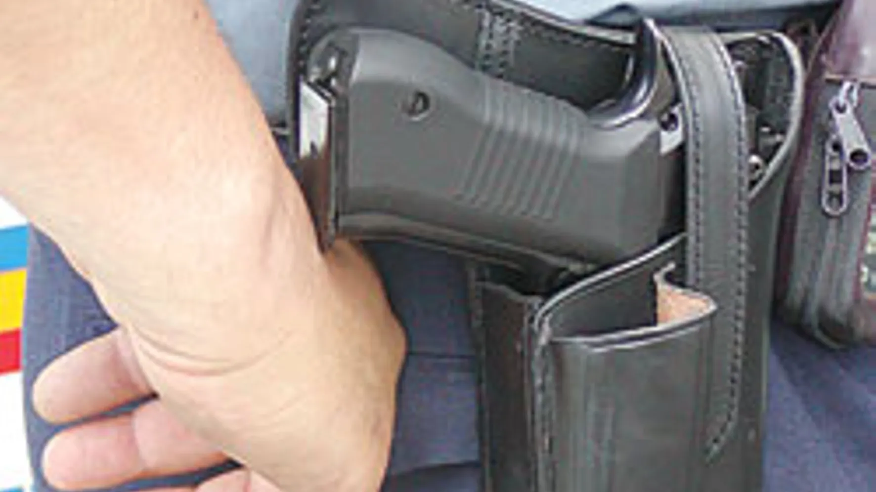 Se întâmplă în România: Poliţiştii îşi cârpesc tocurile pistoalelor cu sârmă şi aţă