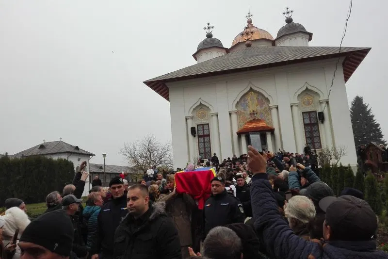 Incident la înmormântarea Stelei Popescu. Superstițiile spun că va muri cineva...